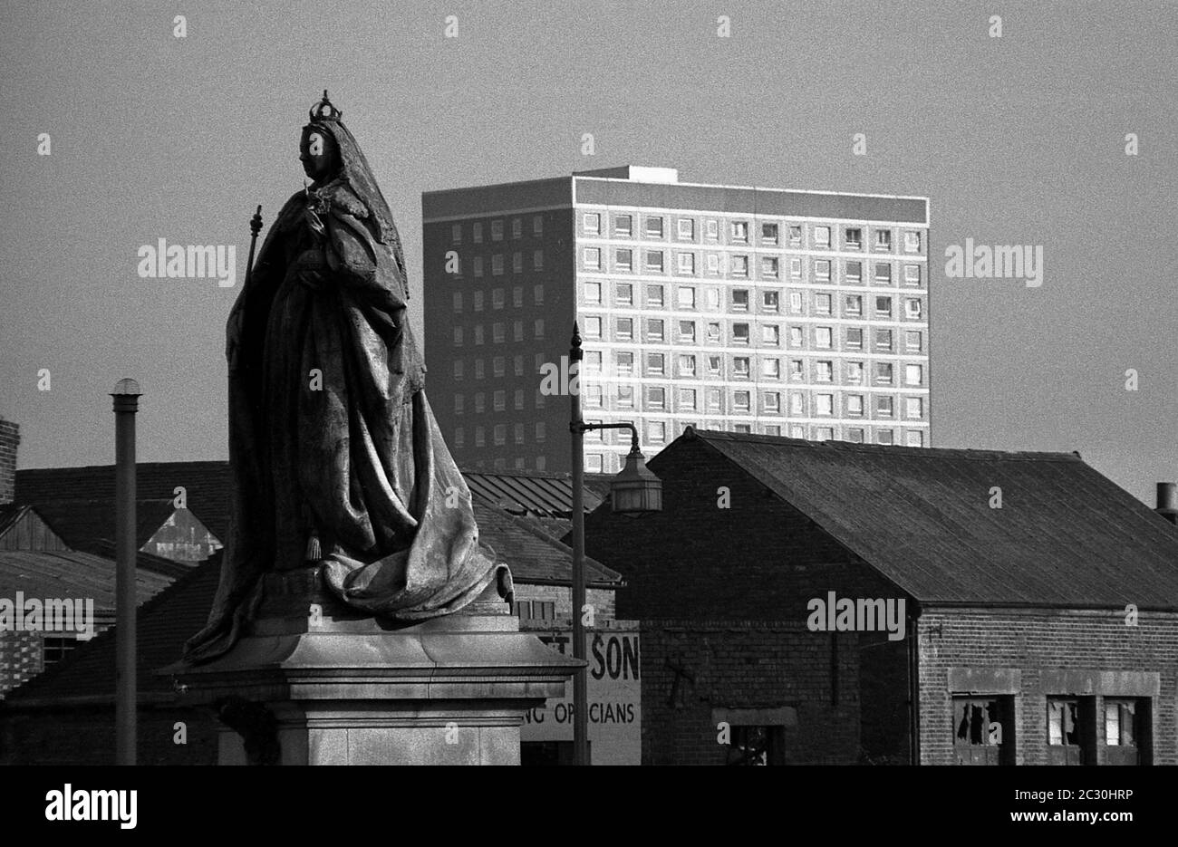 AJAXNETPHOTO. OKTOBER 1969. PORTSMOUTH, ENGLAND. - WECHSELNDE SKYLINE - STATUE DER KÖNIGIN VICTORIA IN GUILDHALL PLATZ BLICKT AUF SOMERS STADTTURM BLOCK. JETZT ANSEHEN BLOCKIERT DURCH BÜROS DES RATES.FOTO:JONATHAN EASTLAND/AJAX REF:356953 8 4A Stockfoto