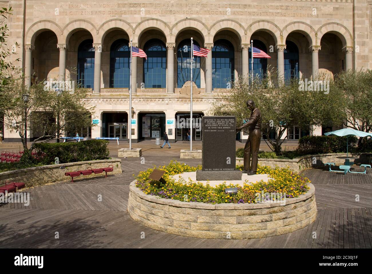 Arbeiterdenkmal vor der Boardwalk Hall, Atlantic City, New Jersey, USA Stockfoto
