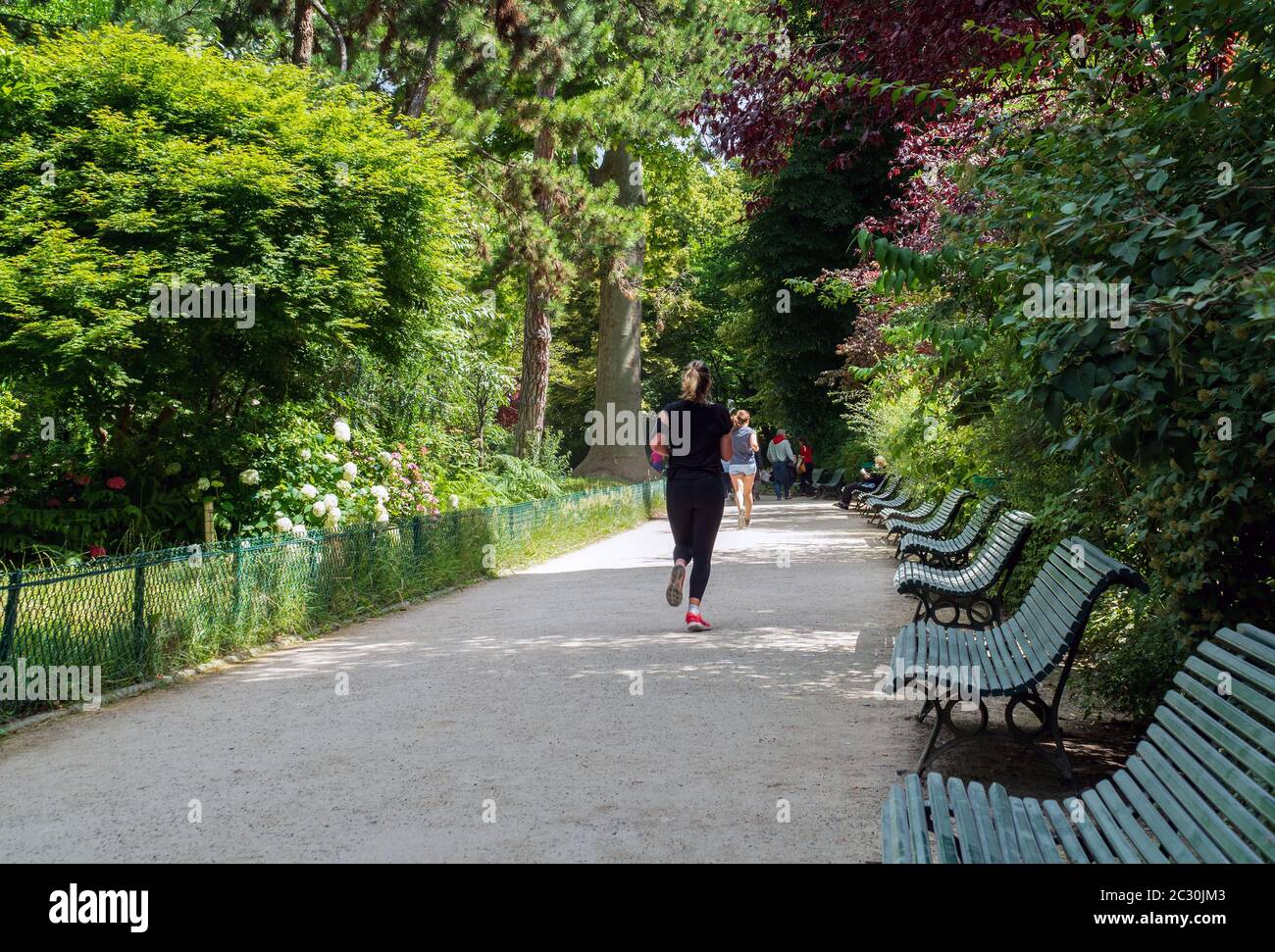 Parisier joggen im Parc Monceau - Paris, Frankreich Stockfoto