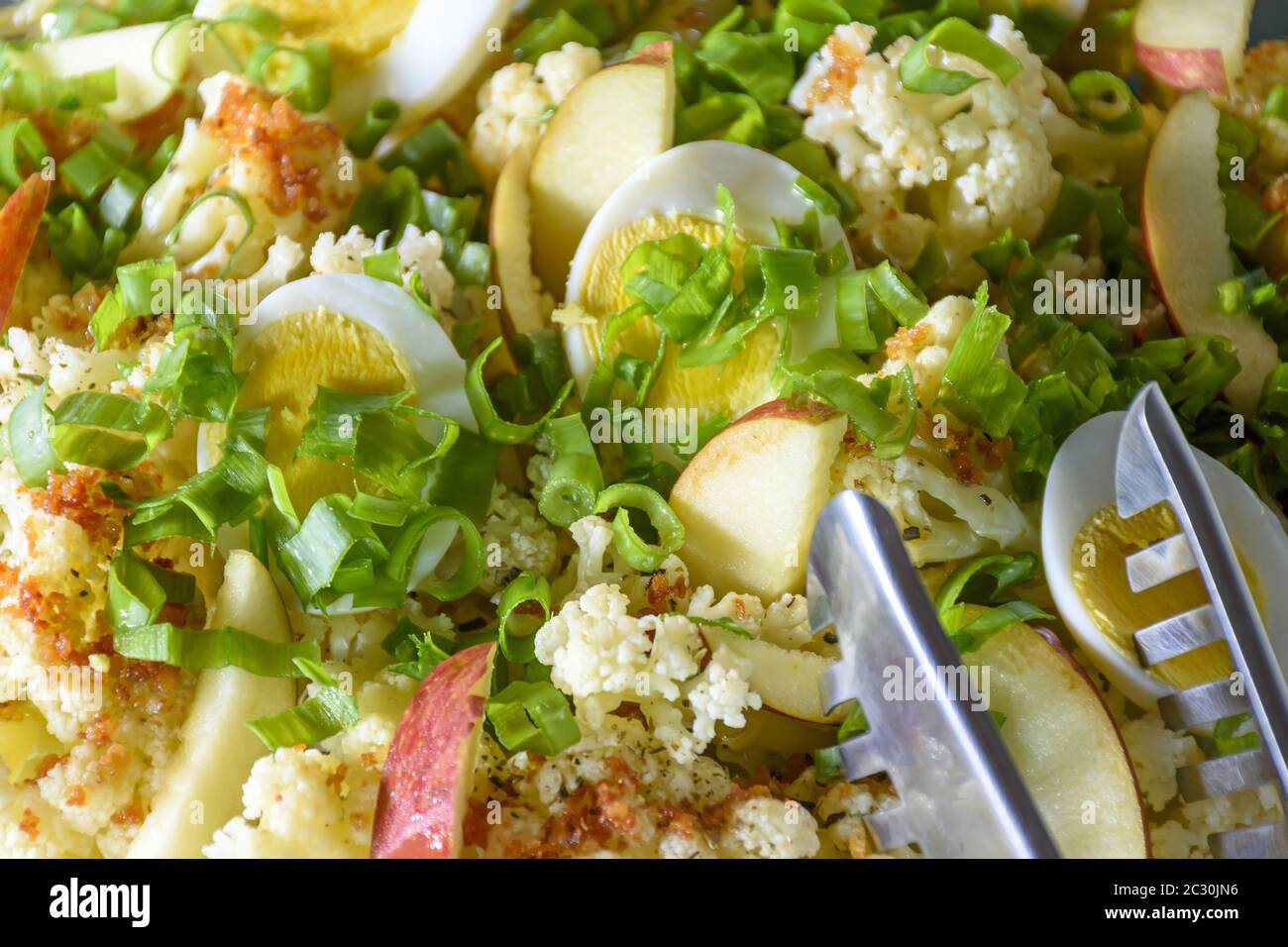 Salat mit frischen Zutaten und Eiern Stockfoto