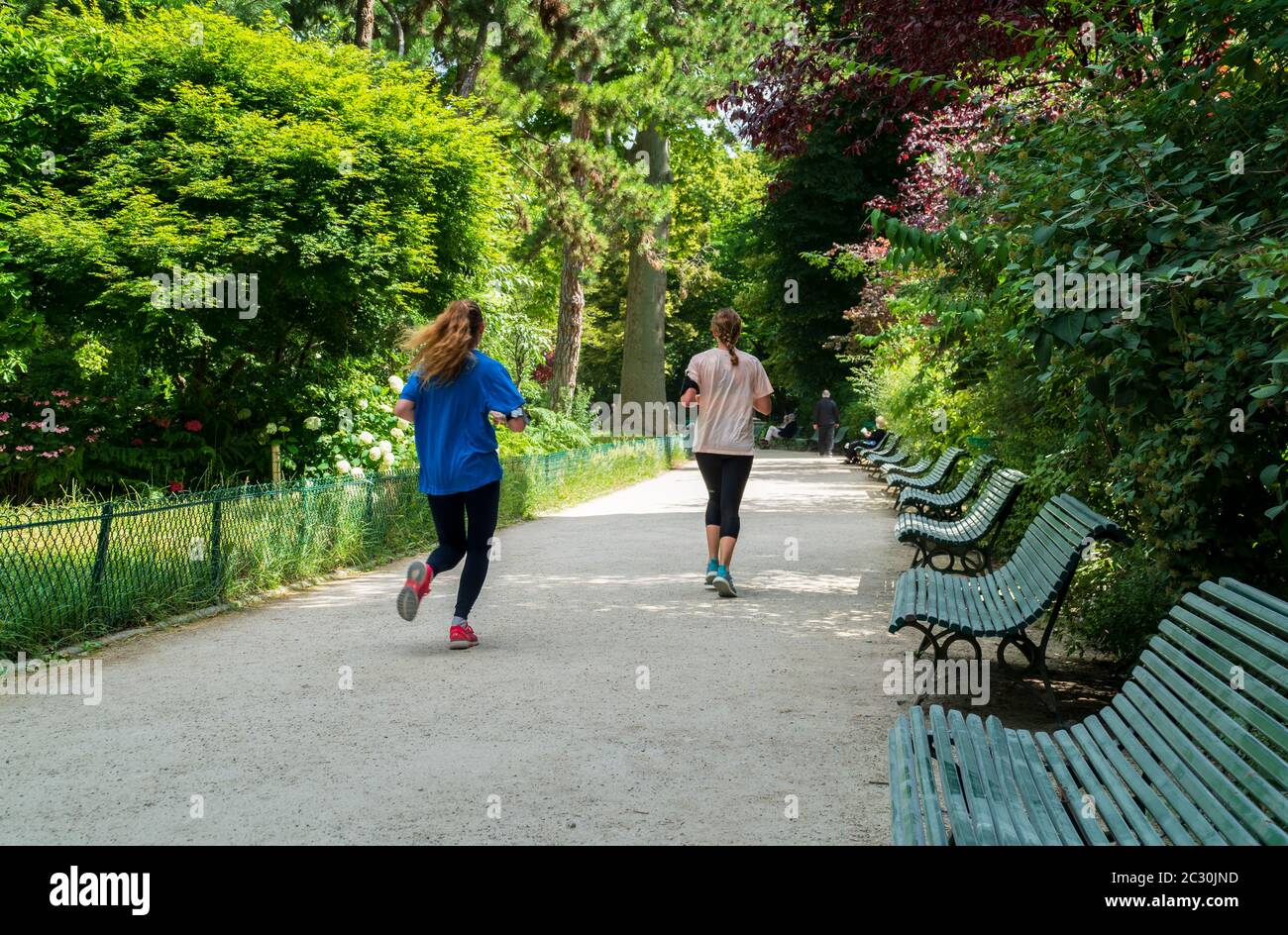 Parisier joggen im Parc Monceau - Paris, Frankreich Stockfoto