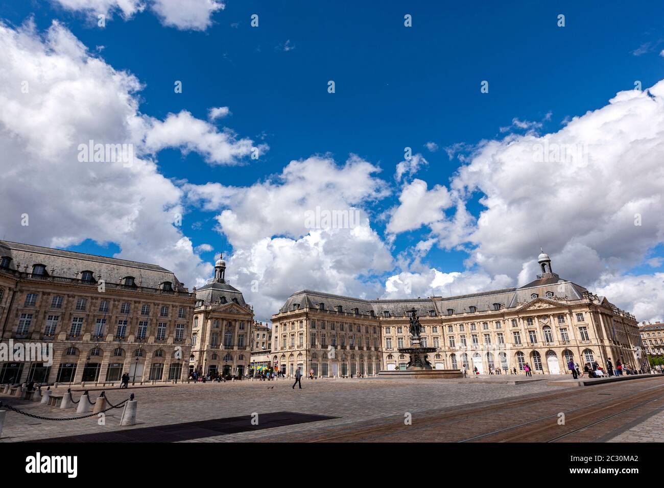 Place de la Bourse, Architekt war Ange-Jacques Gabriel, mit drei Grazien Brunnen, Bordeaux. Stockfoto