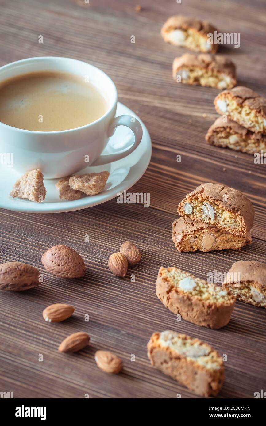 Tasse Kaffee mit Cantuccini cookies Flach Stockfoto