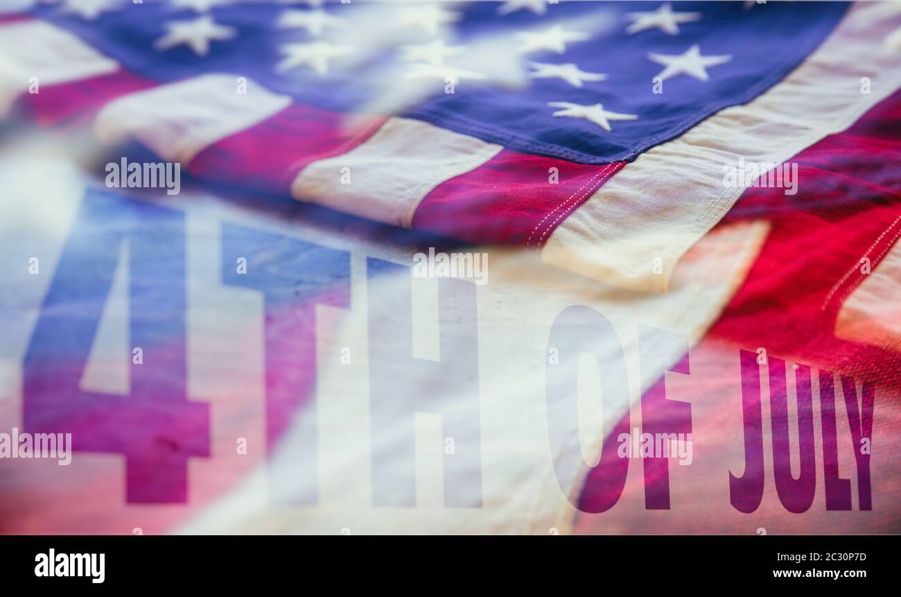 Text vom 4. Juli über die Flagge der Vereinigten Staaten von Amerika. USA Happy Independence Day Konzept. Stockfoto