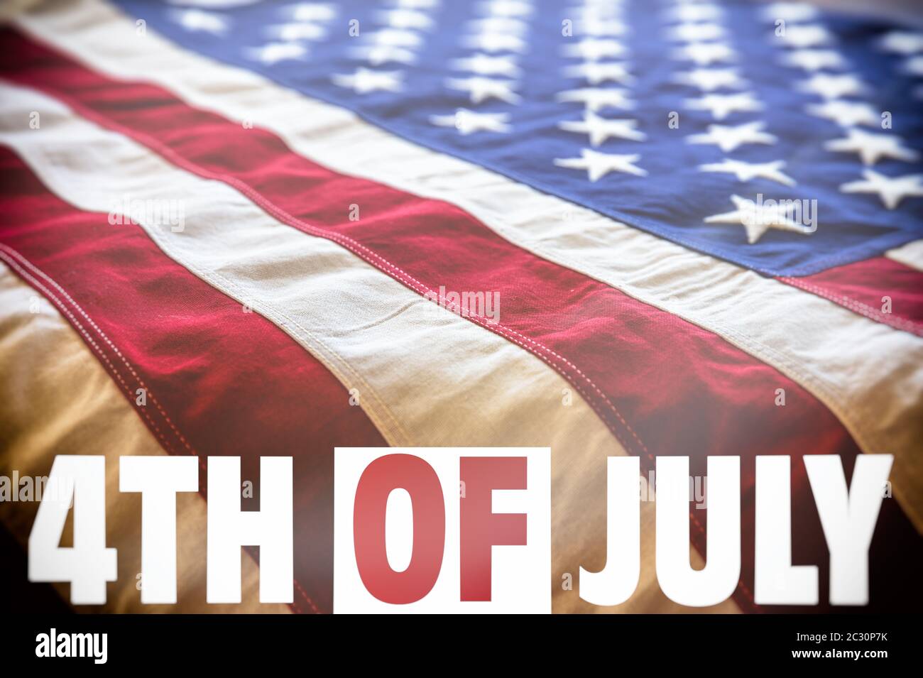 Text vom 4. Juli über die Flagge der Vereinigten Staaten von Amerika. USA Happy Independence Day Konzept. Stockfoto