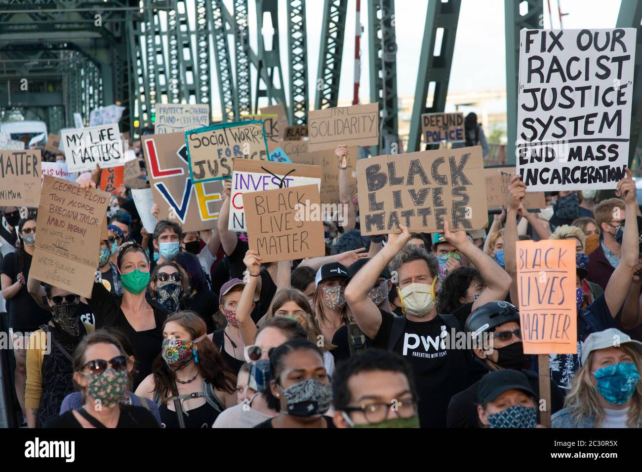 Demonstranten in Portland Oregon überqueren die Hawthorne-Brücke in Richtung Innenstadt 17. Juni 2020 Stockfoto