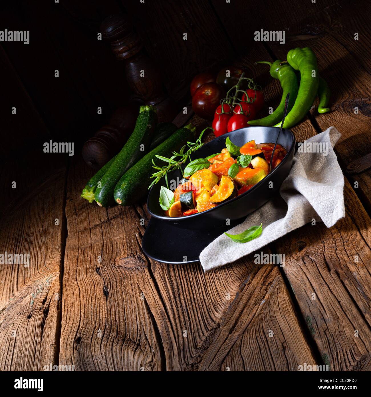 Zucchini vegetarische Ratatouille mit Tomatensauce und Kräutern Stockfoto