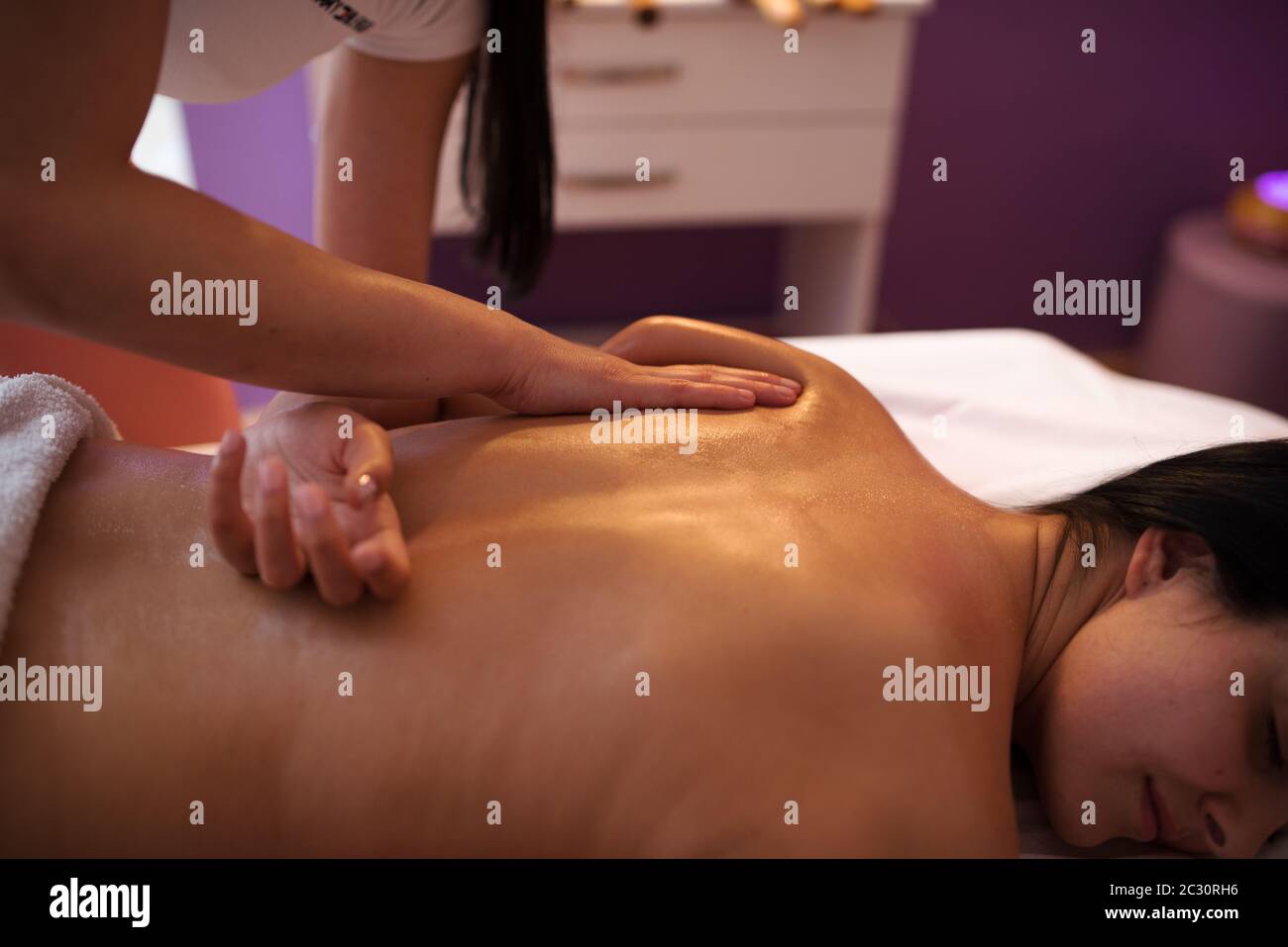 Junge Frau erhält Massage im Spa-Salon. Stockfoto