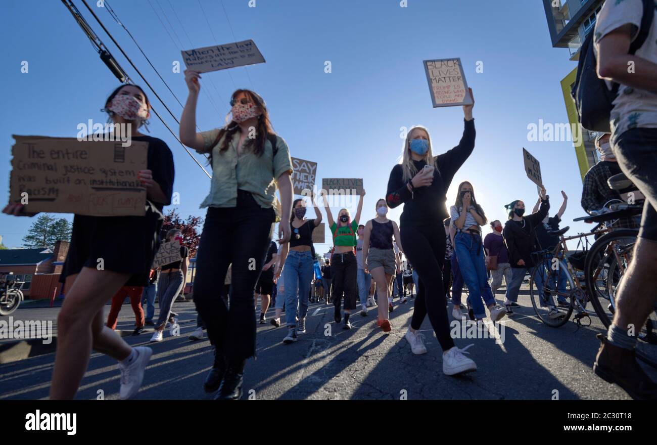 Demonstranten marschieren während eines Protestes am 3. Juni 2020 in Eugene, Oregon, gegen Black Lives Matter. Stockfoto