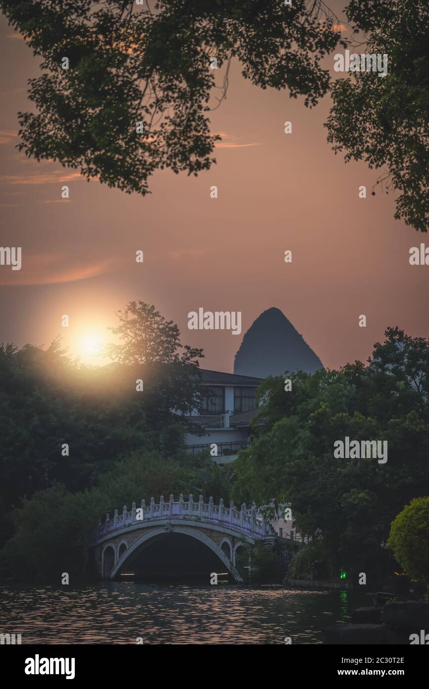 Schönen Sonnenuntergang über der Brücke auf Shan See, Guilin, Guangxi Provinz, China Stockfoto