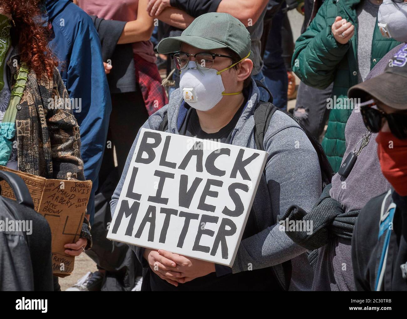 Viele tragen Zeichen, Menschen nehmen an einem 7. Juni 2020, Black Lives Matter Protest in Eugene, Oregon. Stockfoto