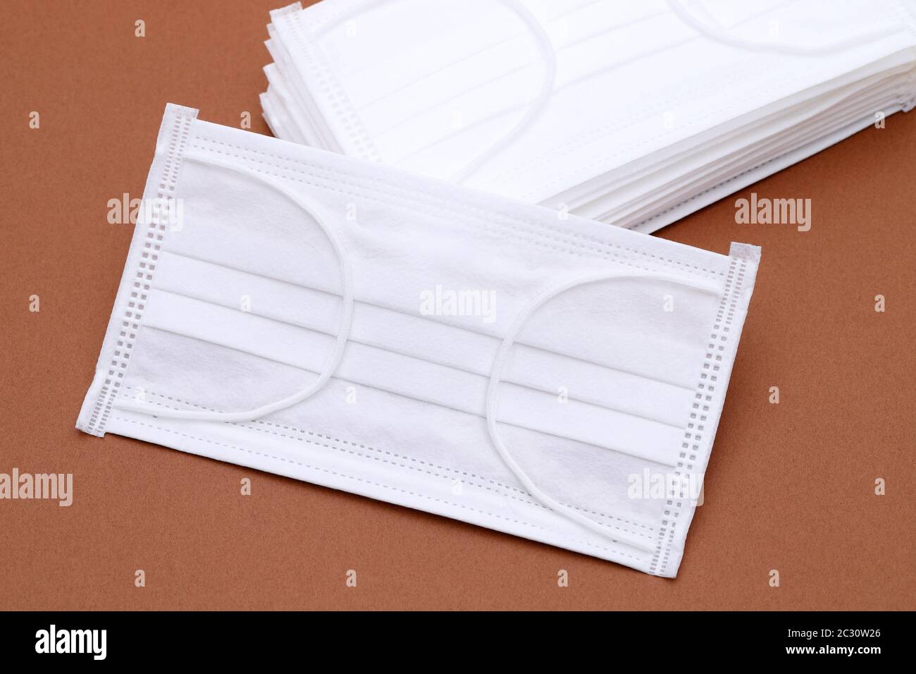 Weiße Luftschutzmaske auf dem farbigen Hintergrund Stockfoto