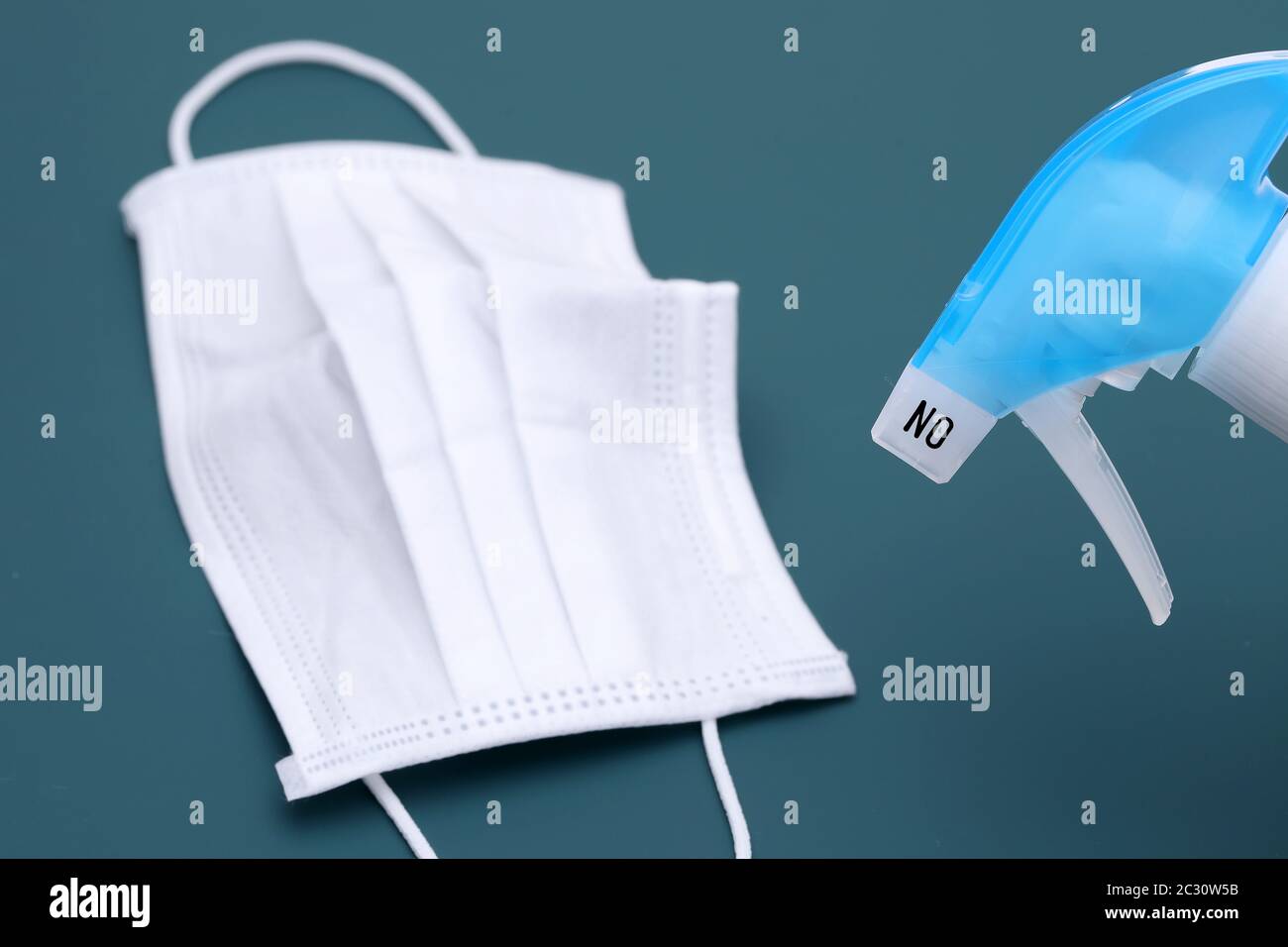 Desinfektionsspray mit Gesichtsschutzmaske Stockfoto