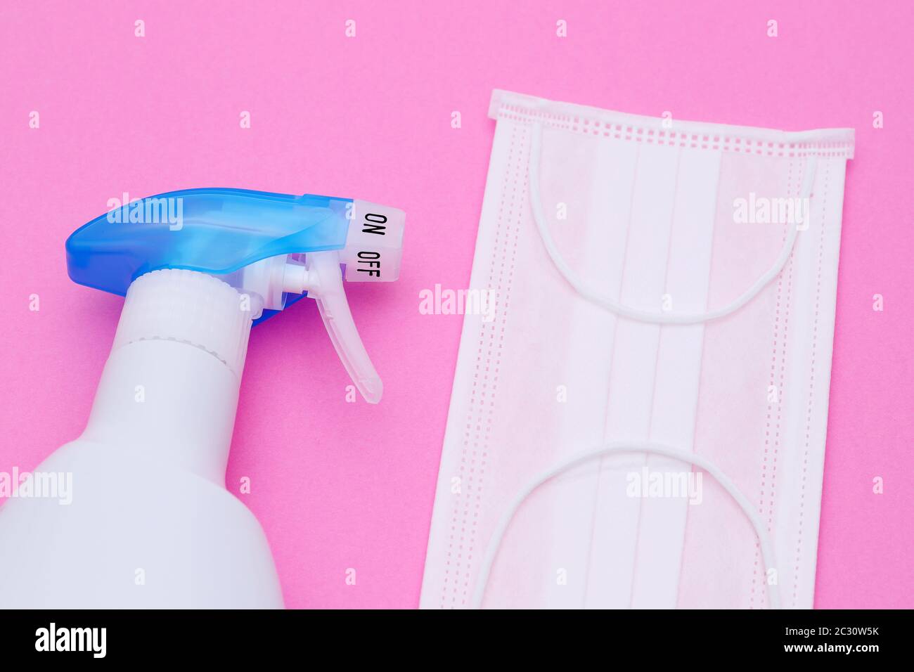 Desinfektionsspray mit Gesichtsschutzmaske Stockfoto