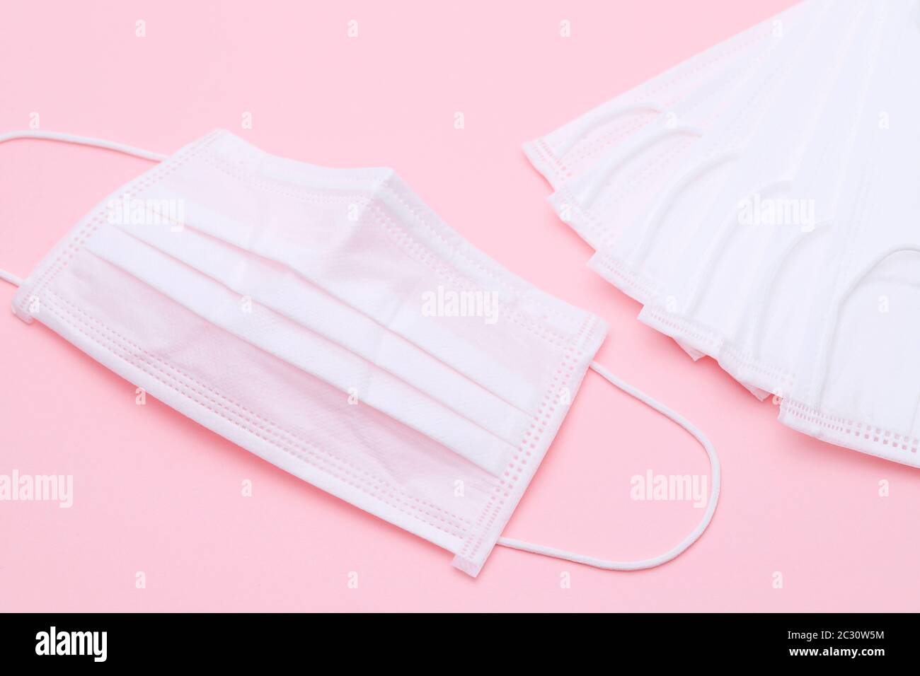 Weiße Luftschutzmaske auf dem farbigen Hintergrund Stockfoto