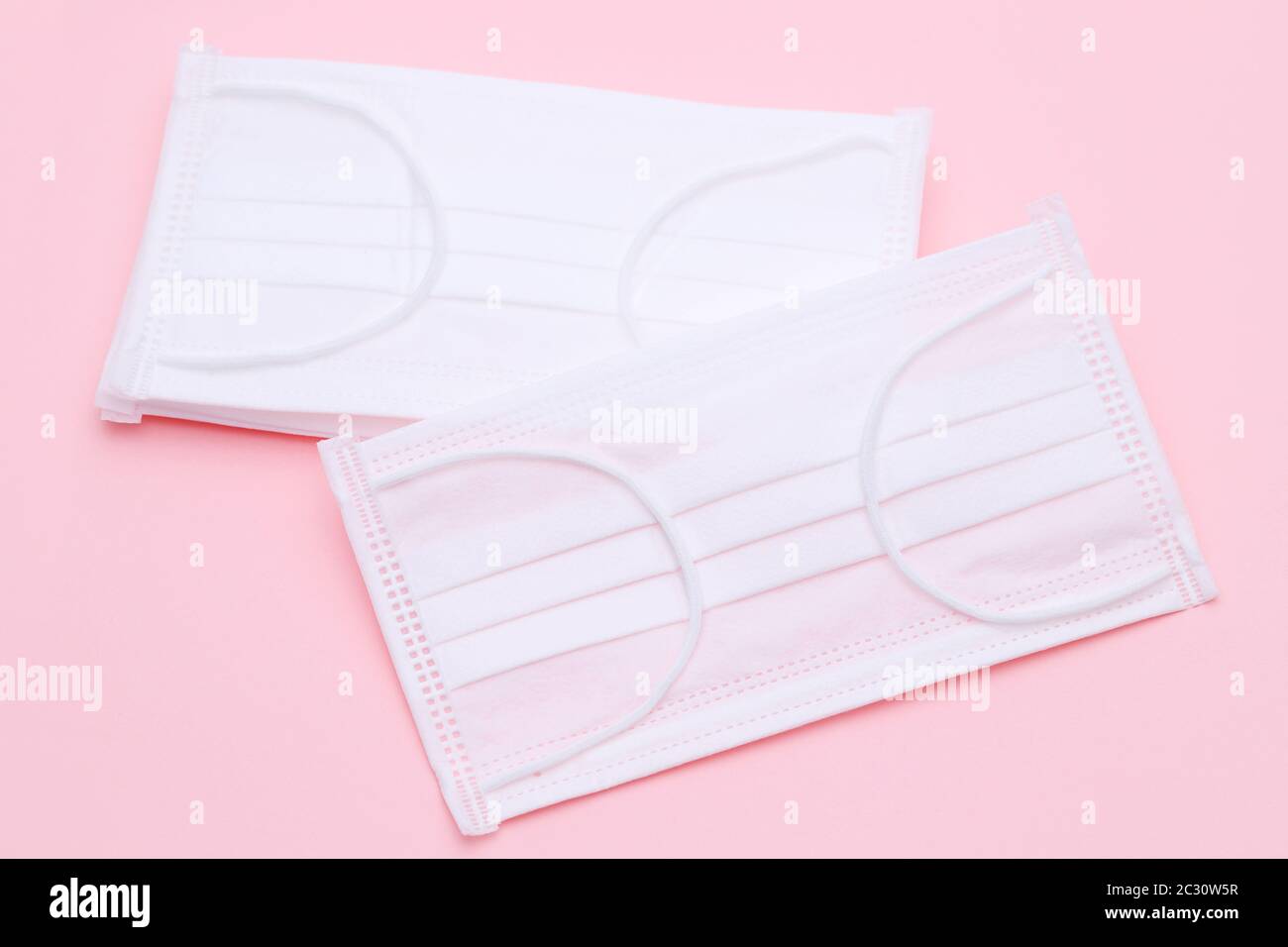 Weiße Luftschutzmaske auf dem farbigen Hintergrund Stockfoto