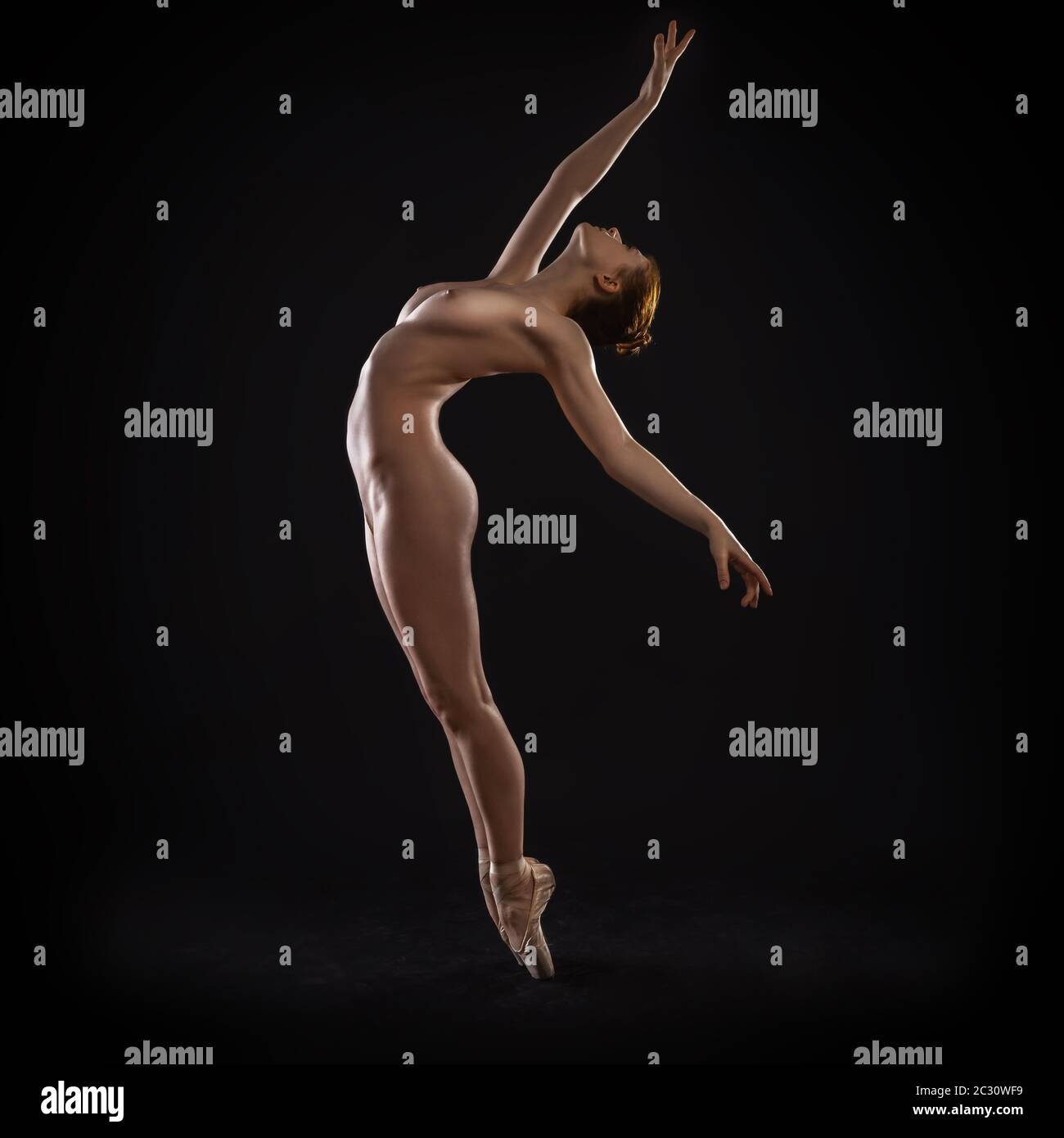Junge Ballerina vor schwarzem Hintergrund Stockfoto