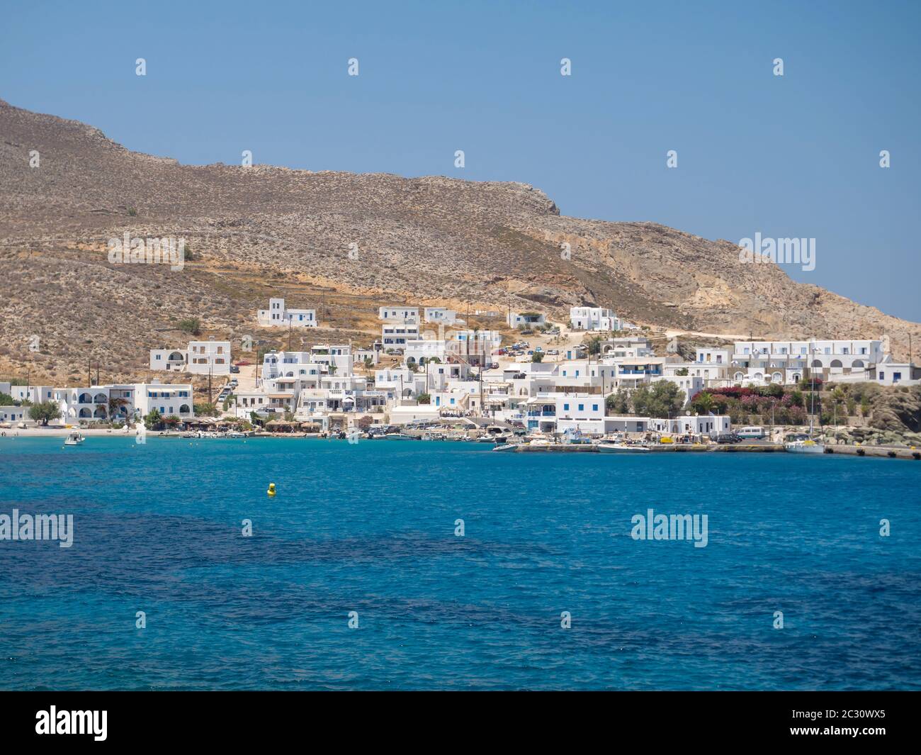 Folegandros - Griechenland, 16. Juli 2017: Der Hafen der Insel Folegandros in den Kykladen, Grrece Stockfoto