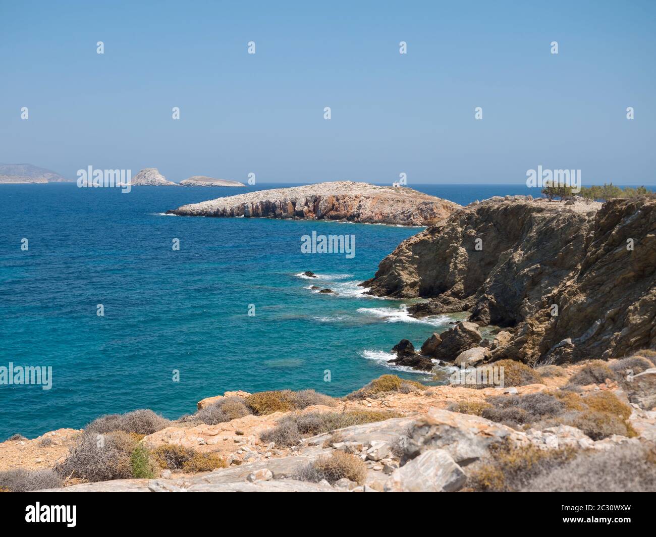 Felsenstrand und blaues Meer in Folegandros Insel Kykladen, Griechenland Stockfoto