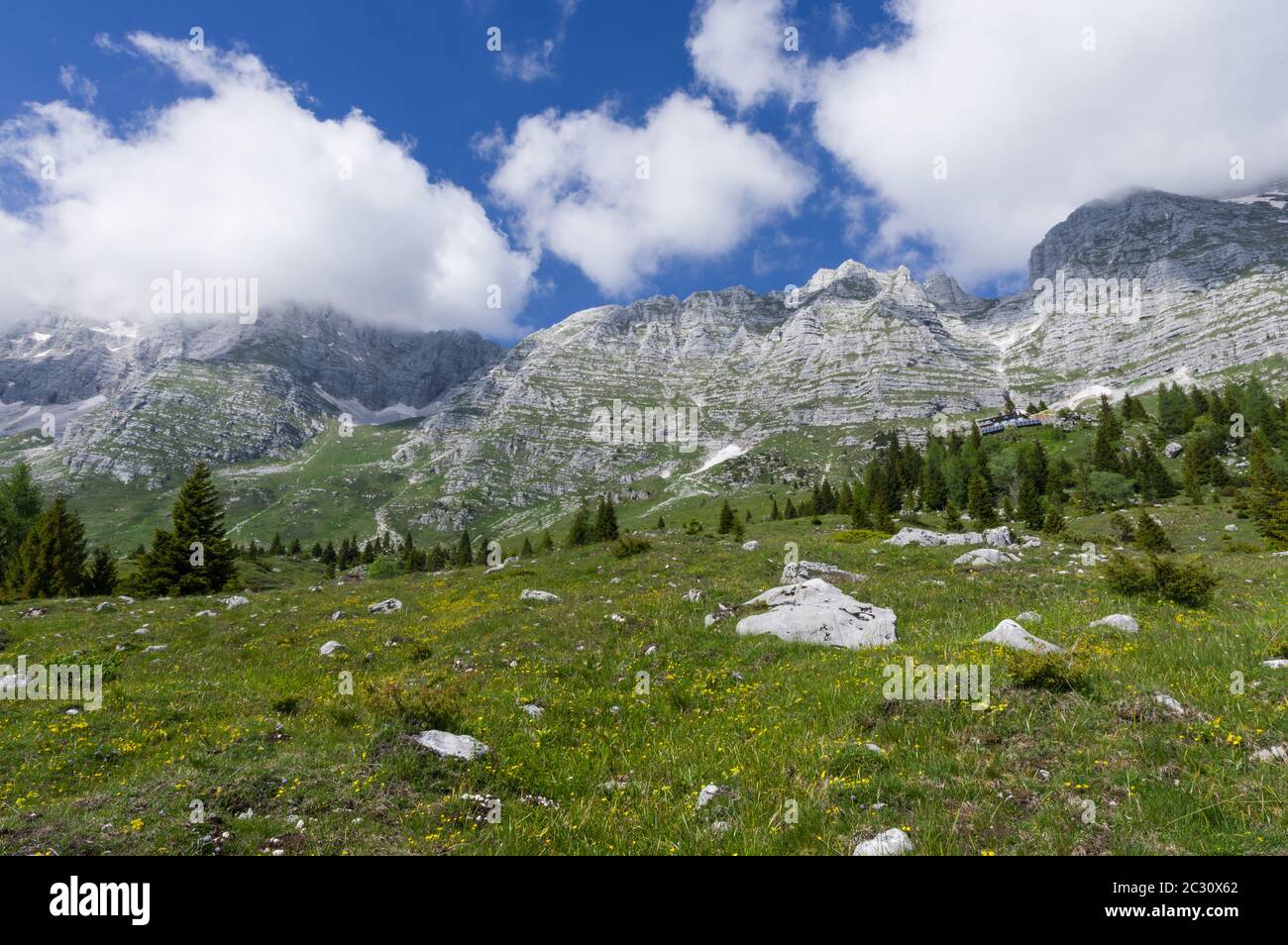 Montasio (Italien) - die beiden Berge von Jof di Montasion (2754 m ü.d.M.) und Cima di Terrarossa (2400 m ü.d.M.), wie im späten Frühjahr 2020 gesehen Stockfoto