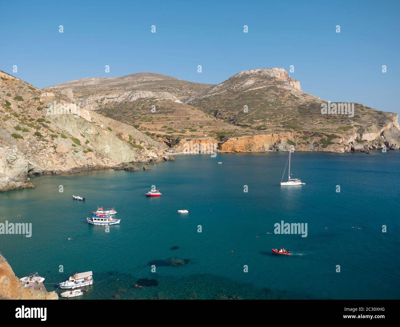 Folegandros - Griechenland, 16. Juli 2017: Das schöne blaue Wasser des Egkali Strandes auf der Insel Folegandros in den Kykladen, Griechenland Stockfoto