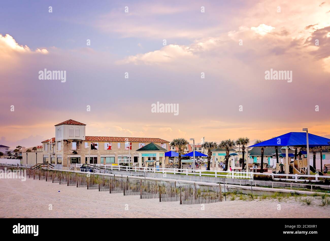 Die Sonne untergeht auf der Ufermauer und Strandfechten auf St. Augustine Beach in St. Johns County Ocean Pier, 14. April 2015, in St. Augustine, Florida. Stockfoto