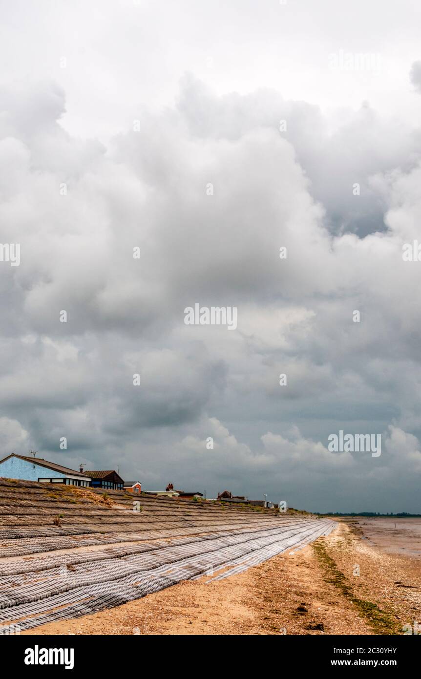 Dramatische Sturmwolken über dem Ostufer der Wash in Snettisham in Norfolk. Stockfoto