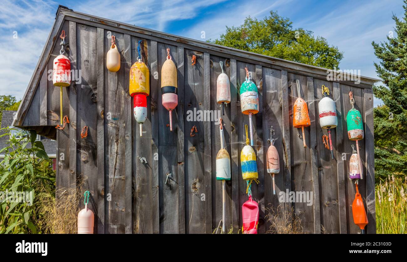 Bojen hängen an der Wand, Owls Head Harbor, Maine, USA Stockfoto