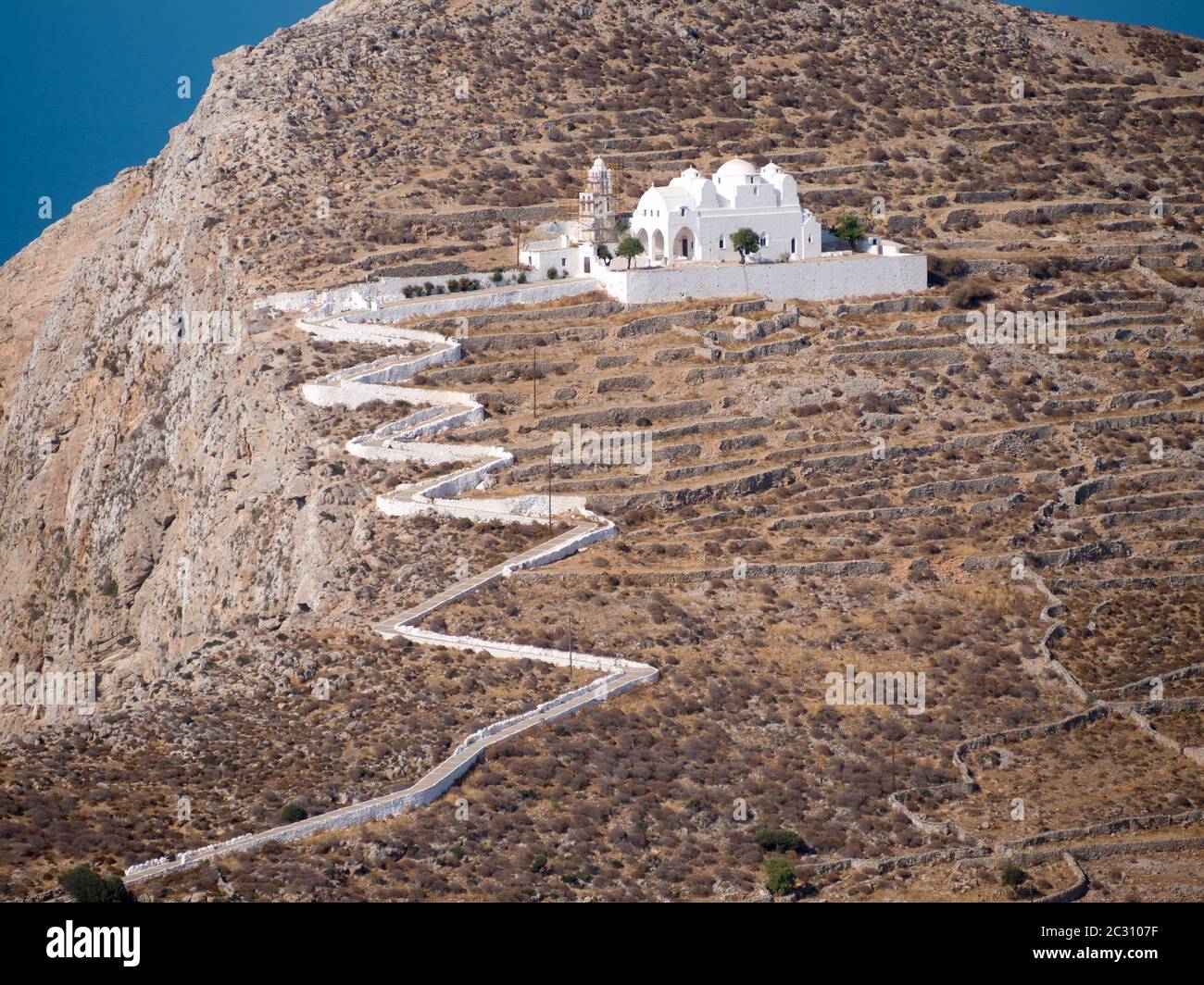 Traditionelle griechische Kirche auf dem Hügel in Folegandros Insel, Kykladen - Griechenland Stockfoto