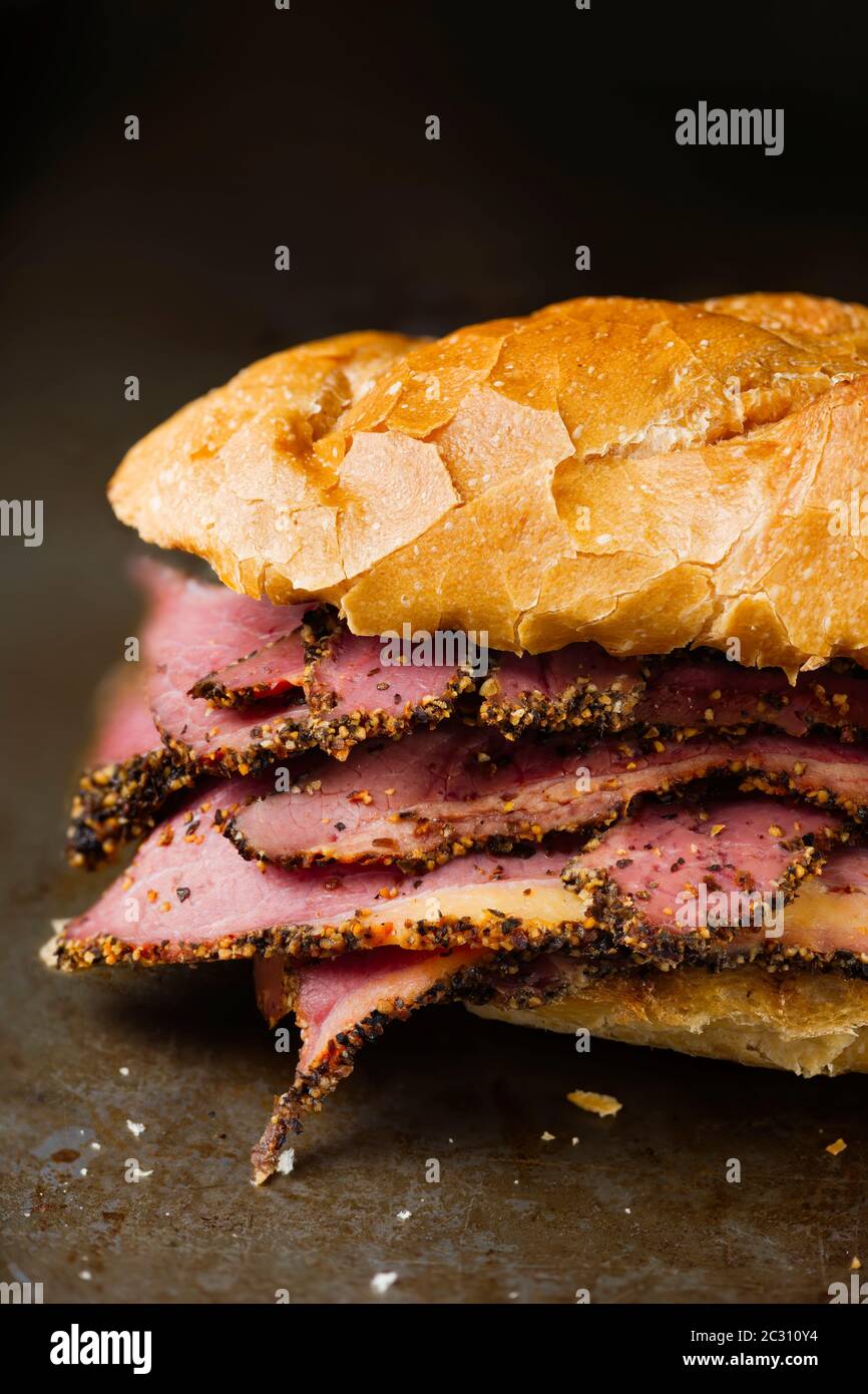 Nahaufnahme von rustikalem Roastbeef Sandwich Stockfoto