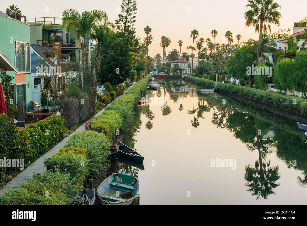 Wasserkanal zwischen Gebäuden, Venice Beach, Los Angeles, Kalifornien, USA Stockfoto