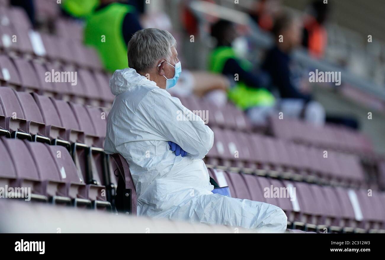 Northampton, Großbritannien. Juni 2020. Beobachten Sie das Spiel in voller Schutzkleidung während der Sky Bet League 2 Play Off Semi Final erste Etappe Spiel zwischen Northampton Town und Cheltenham Town im Sixfields Stadium, Northampton am 18. Juni 2020. Foto von David Horn. Kredit: Prime Media Images/Alamy Live Nachrichten Stockfoto