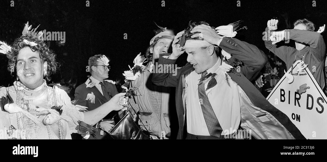 Vogelangriff bei der Greenwich Village Halloween Parade, New York City, USA in den 1980er Jahren mit Black & White Film bei Nacht fotografiert. Stockfoto