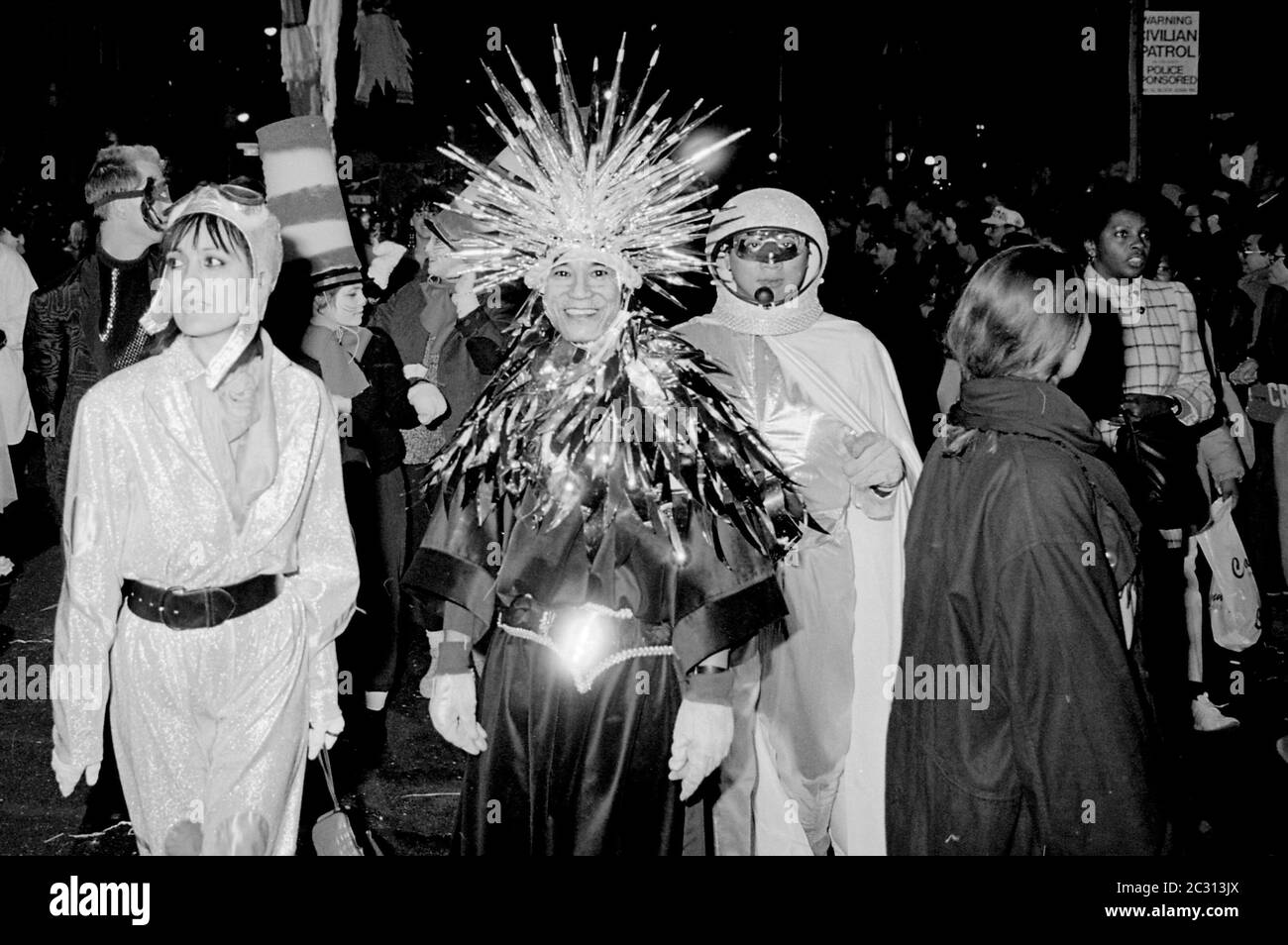 Astronaut und Freunde bei der Greenwich Village Halloween Parade, New York City, USA in den 1980er Jahren mit Black & White Film bei Nacht fotografiert. Stockfoto