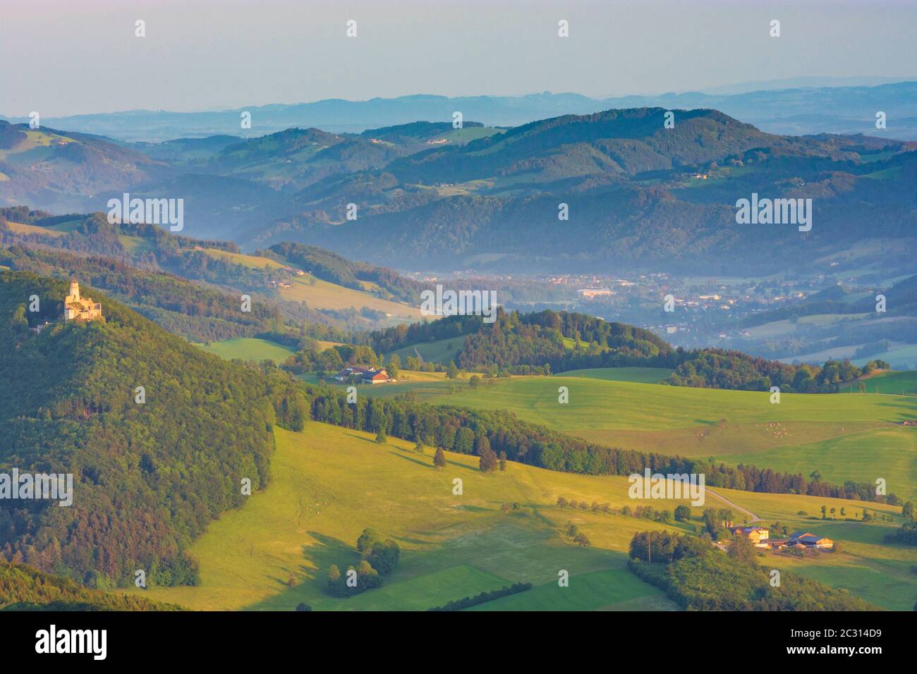 Altenmarkt an der Triesting: Blick auf Schloss Araburg, Dorf Hainfeld, und Tal Gölsental, Blick vom Berg Hocheck in Gutensteiner Alpen (Gutenst Stockfoto