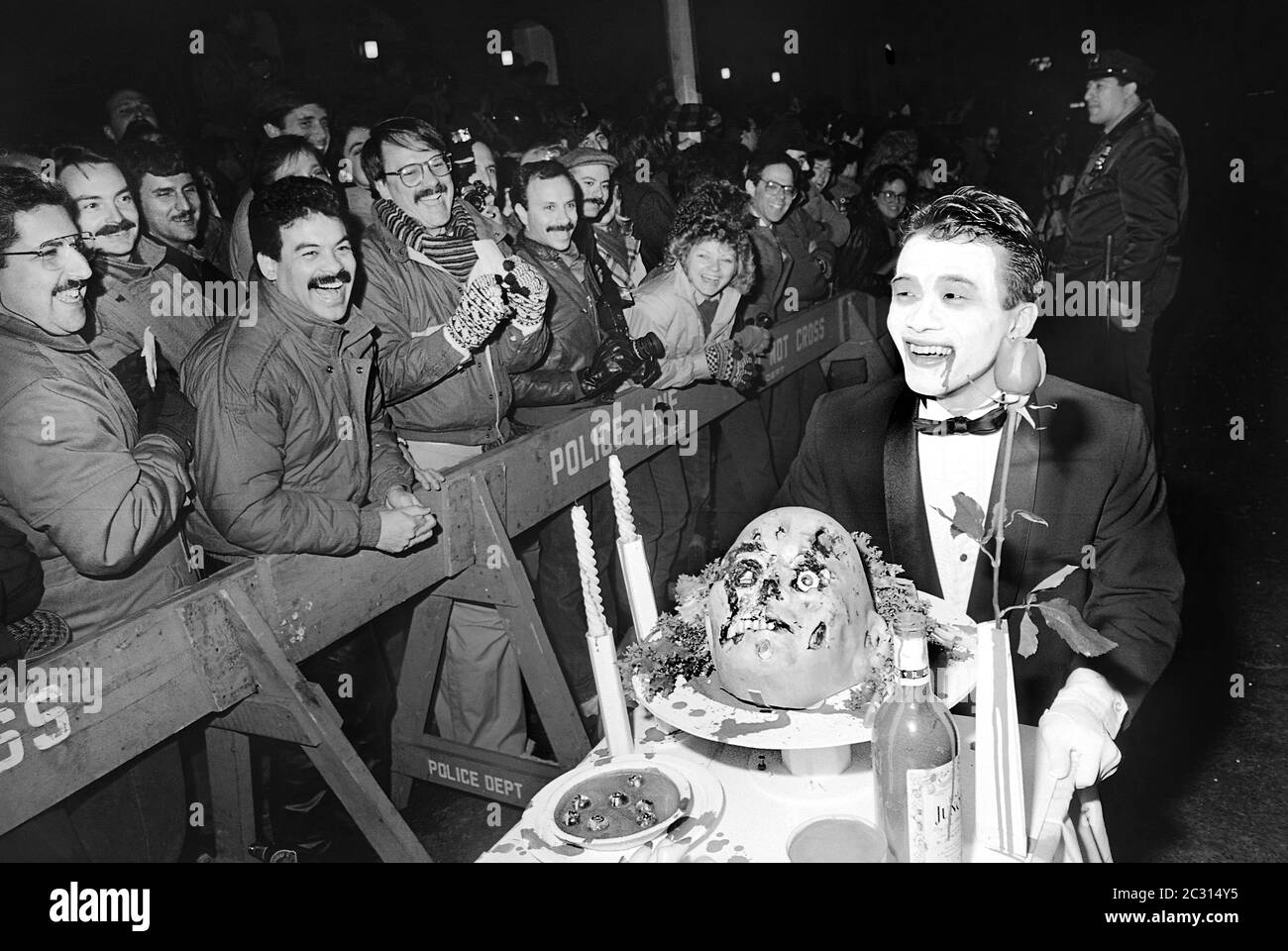 Kellner mit Wagen bei der Greenwich Village Halloween Parade, New York City, USA in den 1980er Jahren mit Black & White Film bei Nacht fotografiert. Stockfoto