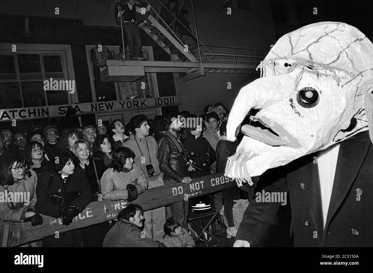 Großer Kopf bei der Greenwich Village Halloween Parade, New York City, USA in den 1980er Jahren mit Black & White Film bei Nacht fotografiert. Stockfoto