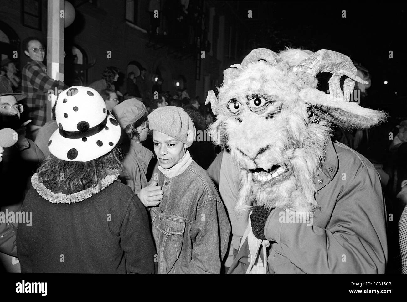 Teilnehmer der Greenwich Village Halloween Parade, New York City, USA in den 1980er Jahren mit Black & White Film bei Nacht fotografiert. Stockfoto