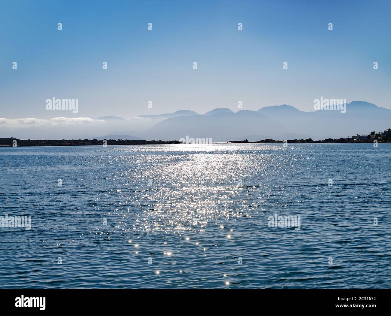 Oberfläche von Wasser, Sonne auf der Oberfläche des Meeres, schönen Sommer Landschaft an einem warmen Tag Stockfoto