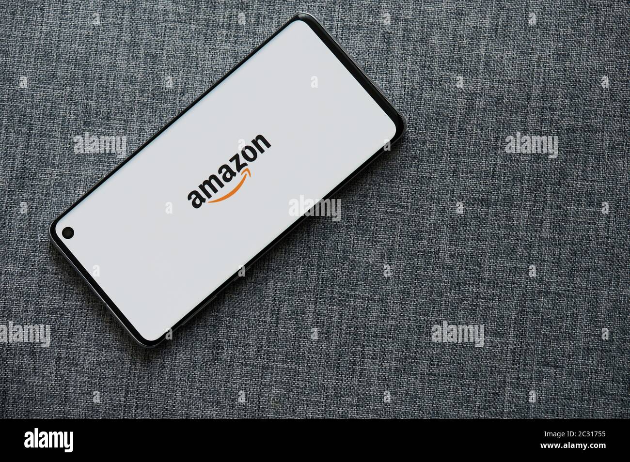 New-York , USA - 18. Juni 2020: Amazon Shop App auf Smartphone-Bildschirm Nahaufnahme in grauem Hintergrund starten Stockfoto