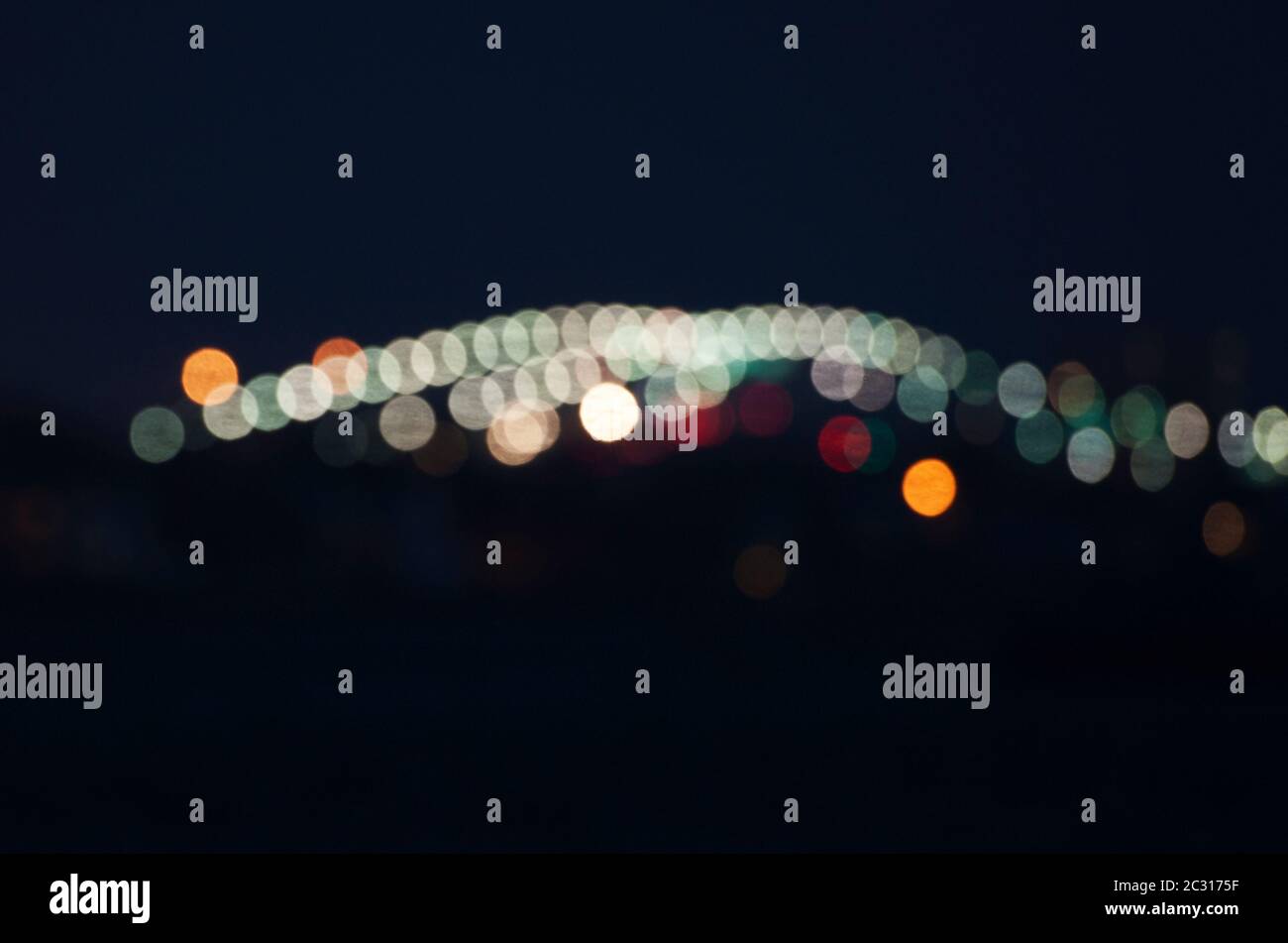 Absichtlich verwischen abstrakte Lichtmuster auf einer Brücke Stockfoto