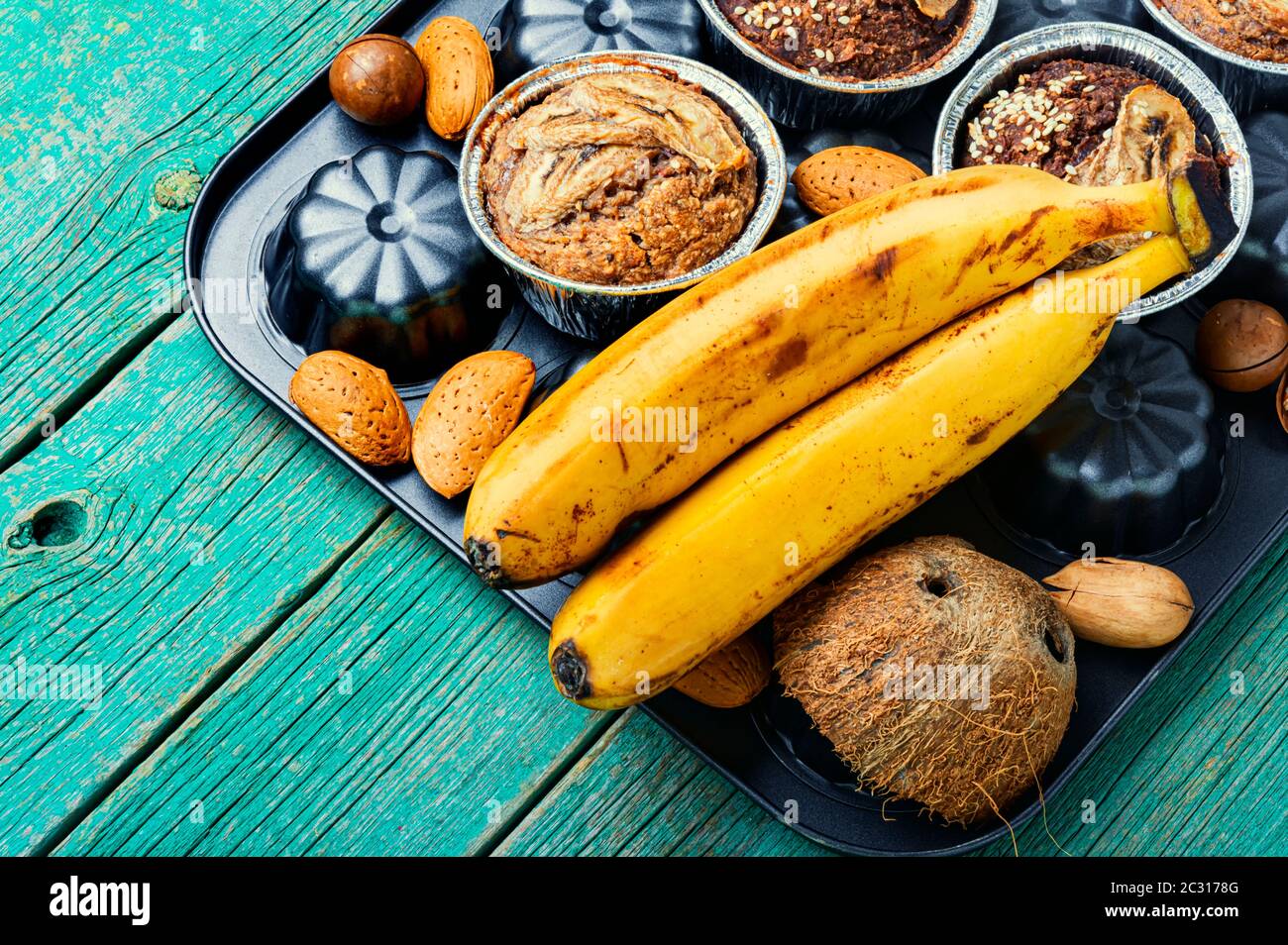 Leckere Muffins mit Bananen, Nüssen und Kokosnuss. Hausgemachte Bananennussmuffins Stockfoto