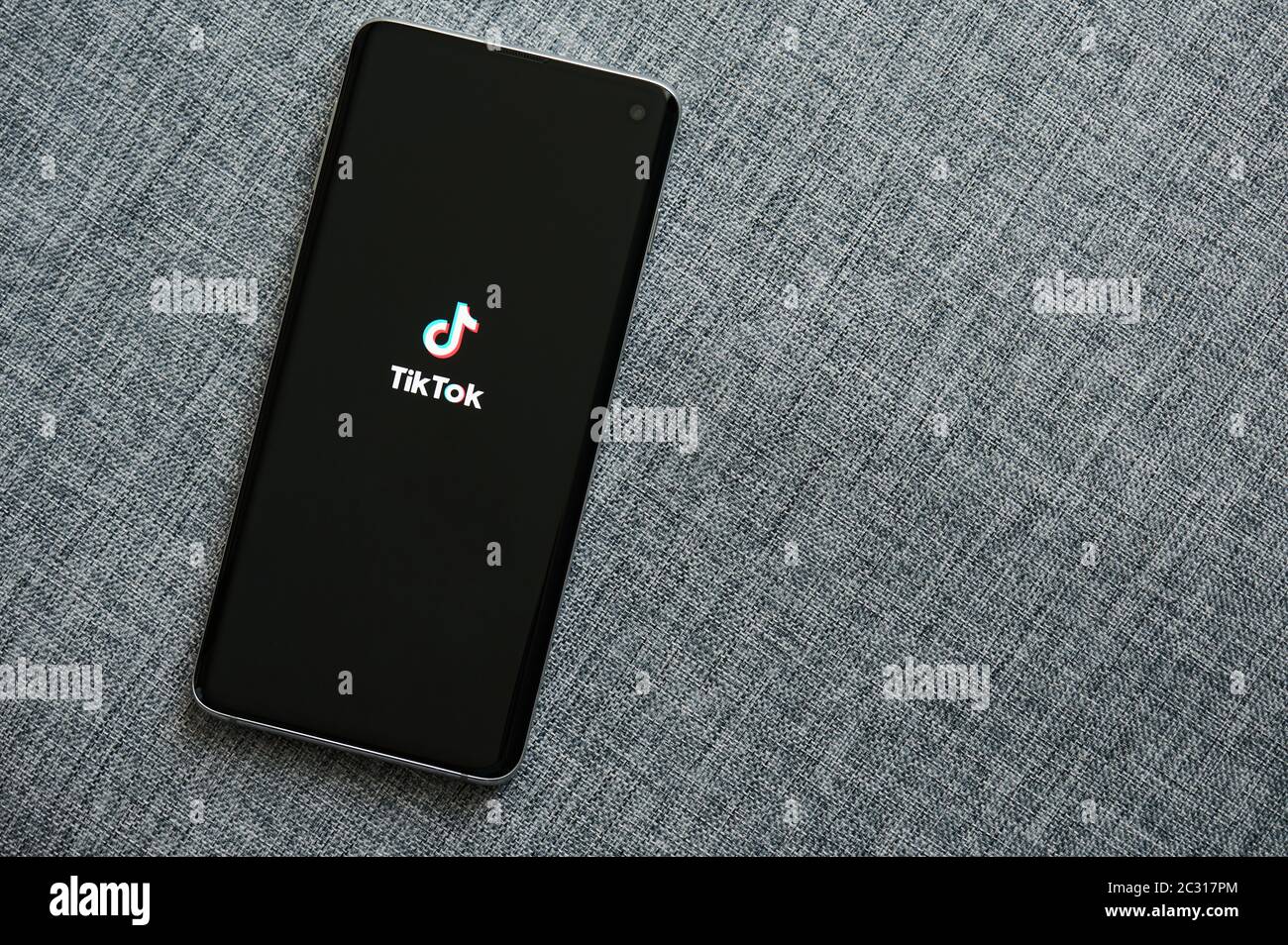 New-York , USA - 18. Juni 2020: Einführung der TikTok-App auf dem modernen Smartphone-Bildschirm Nahaufnahme in grauem Hintergrund Stockfoto