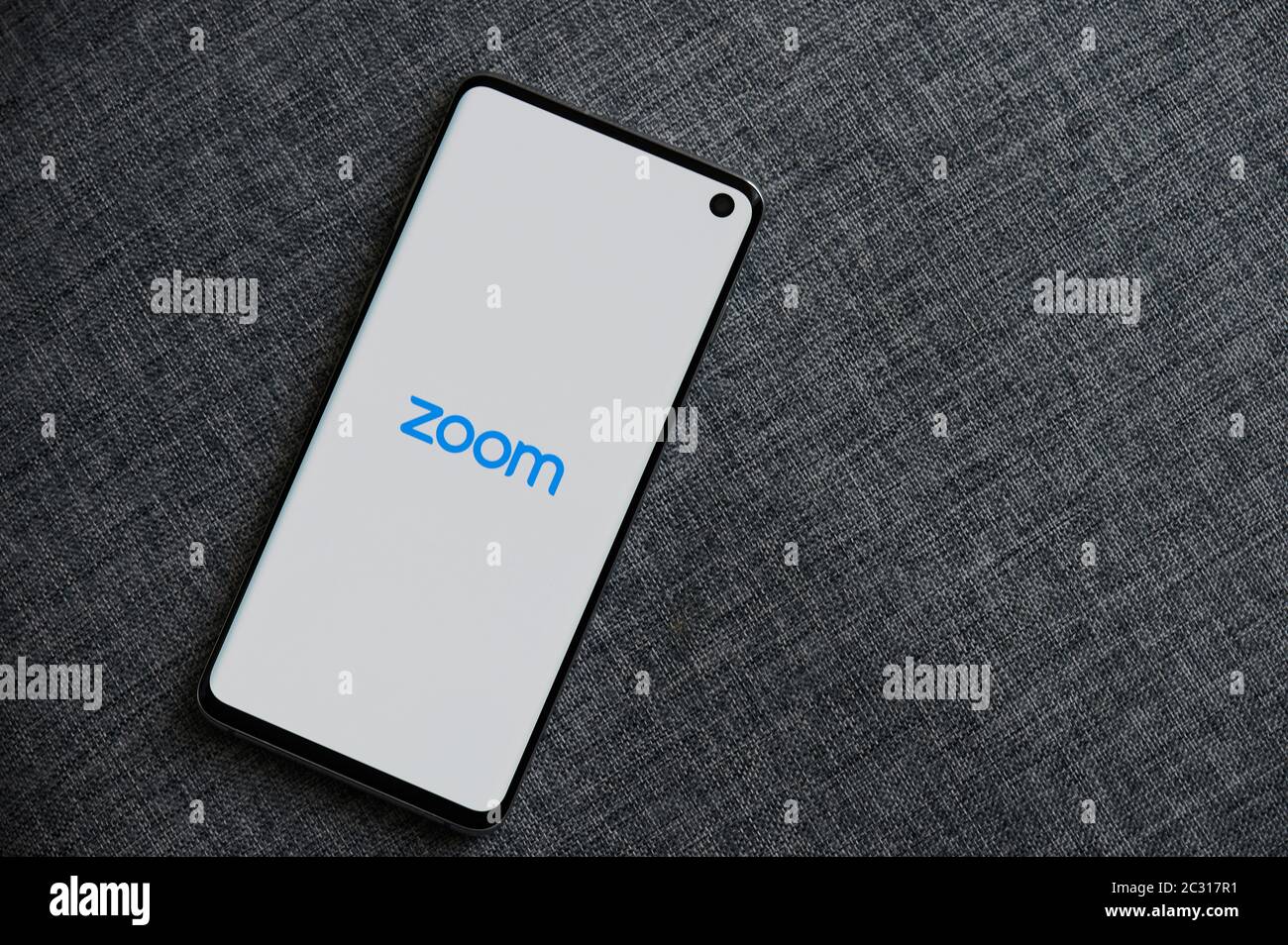 New-York , USA - 18. Juni 2020: Start der Zoom-App auf dem Smartphone-Bildschirm Nahaufnahme in grauem Hintergrund Stockfoto