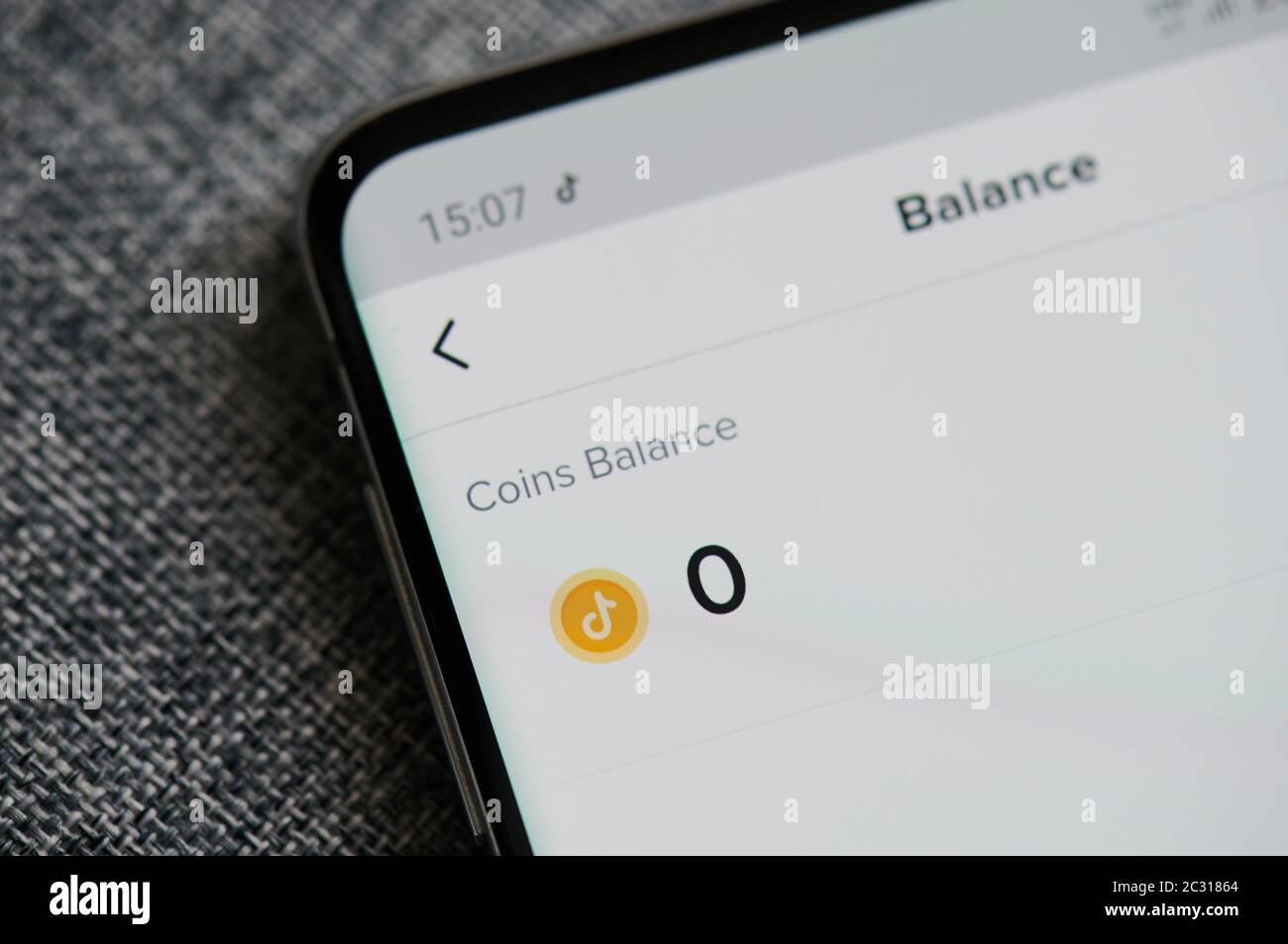New-York , USA - 18. Juni 2020: Münzen-Guthaben in Tik-tok-App auf Smartphone in grauem Hintergrund Stockfoto