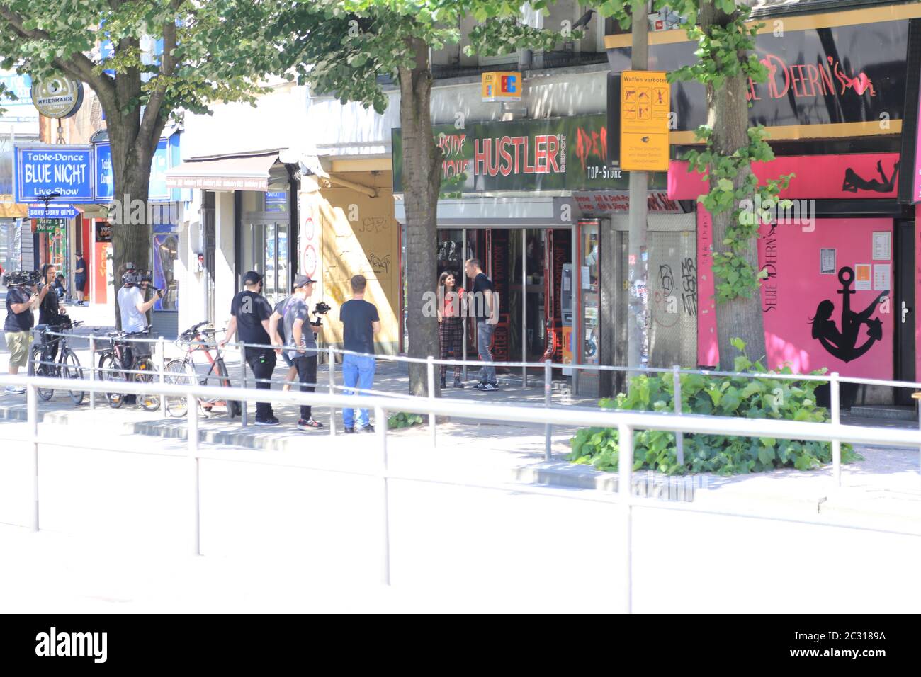 Joyce Ilg und Aaron Troschke beim Filmdrehs in einem Sexshop auf der Reeperbahn in Hamburg am 15.6.2020 Stockfoto