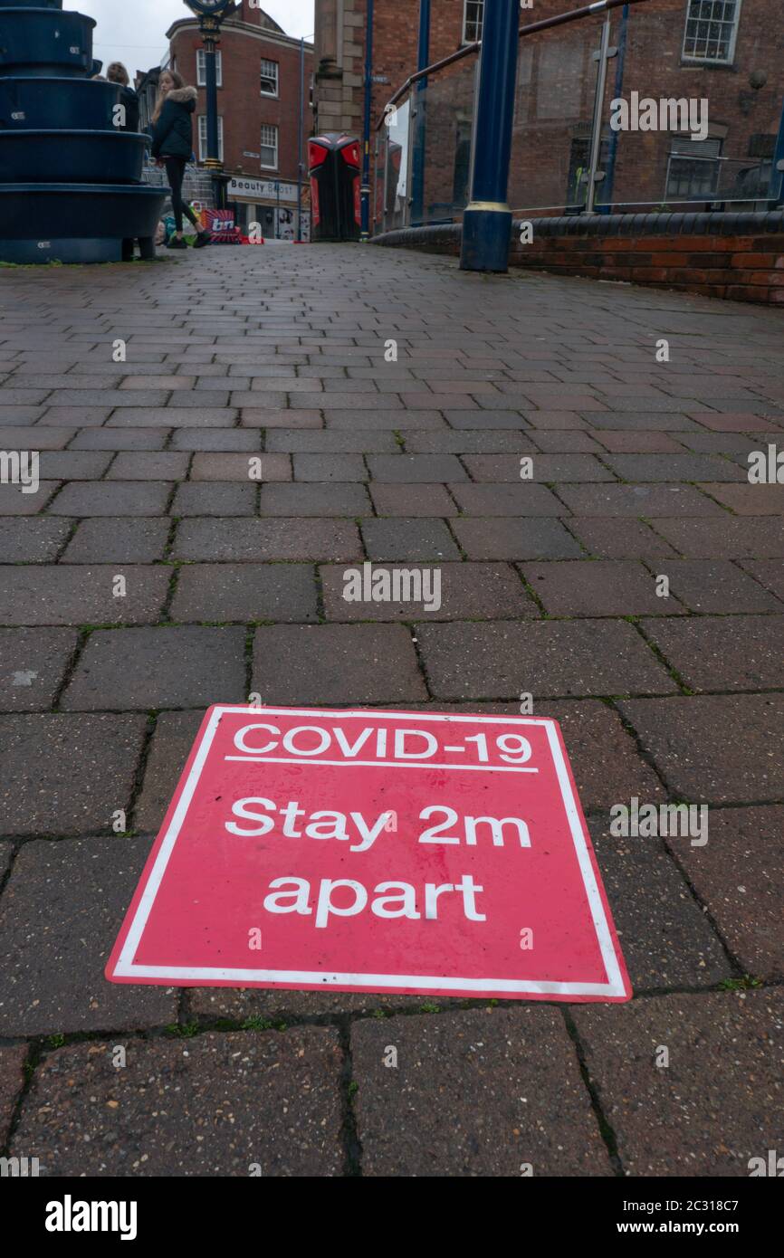 Schild, das die Menschen daran erinnert, 2 m voneinander entfernt zu bleiben. Stourbridge. West Midlands. Stockfoto