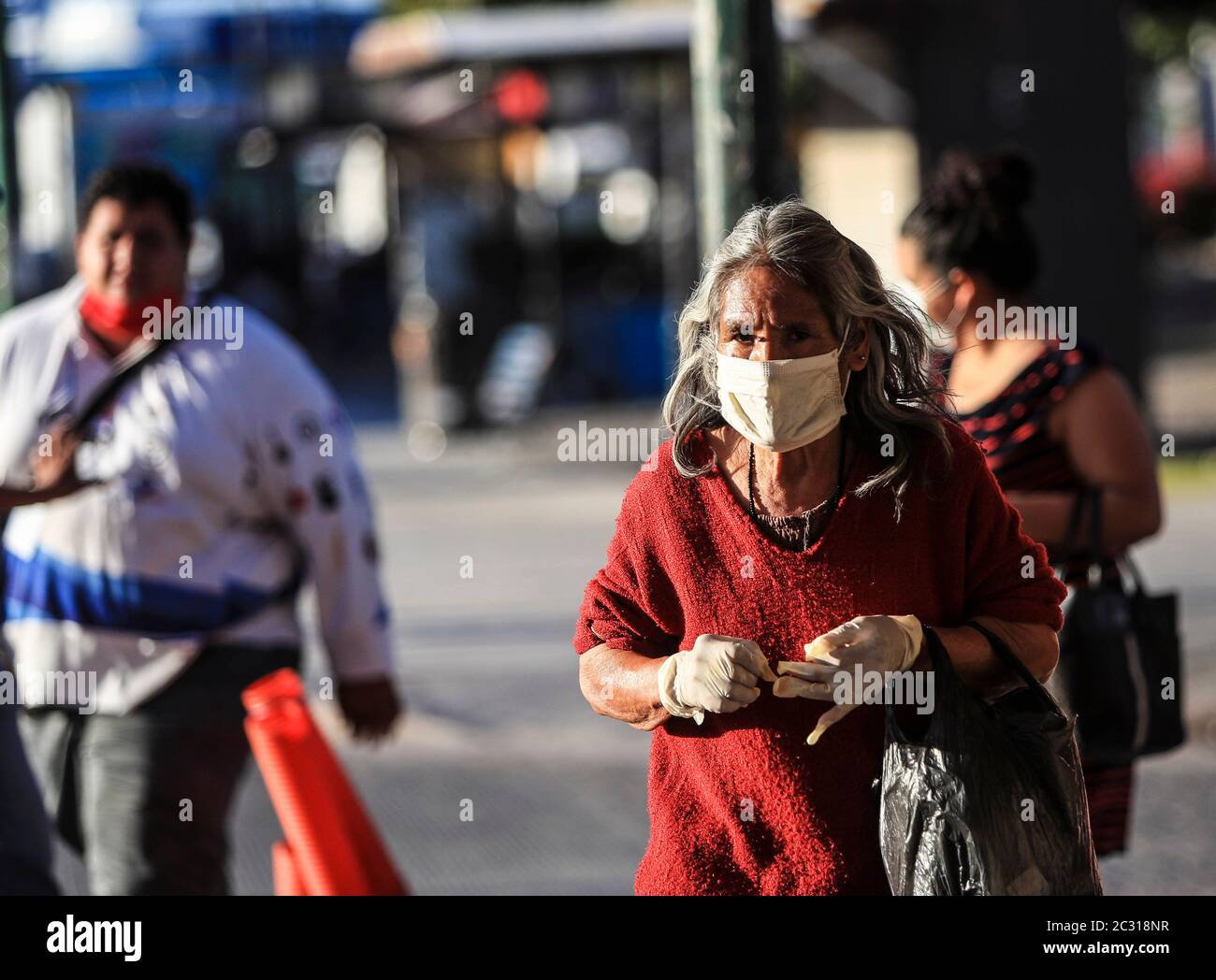 Das tägliche Leben und die neue Normalität im Zentrum von Hermosillo während der Quarantänezeit aufgrund des Virus, das von einer Epidemie zu einer globalen Pandemie, die das tägliche Leben, Gesundheit und Handel betroffen hat gegangen ist. Bilder von Menschen mit Mundschutz, eine als vorbeugende Maßnahme gegen die Ausbreitung des Coronavirus oder Covid-19-Virus, Hermosillo, Sonora 2020. (Foto von Luis Gutierrez/Norte Photo). mujer de canas, mujer Bürgermeister Auto Bürgermeister Vida cotidiana y nueva normalidad en el Centro de Hermosillo durante el periodo de cuarentena por el Virus que ha pasado de epidemia una pandemia global que ha Stockfoto
