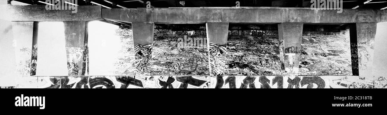 Alte Ruine mit Graffiti an der Wand, Chicago, Illinois, USA Stockfoto