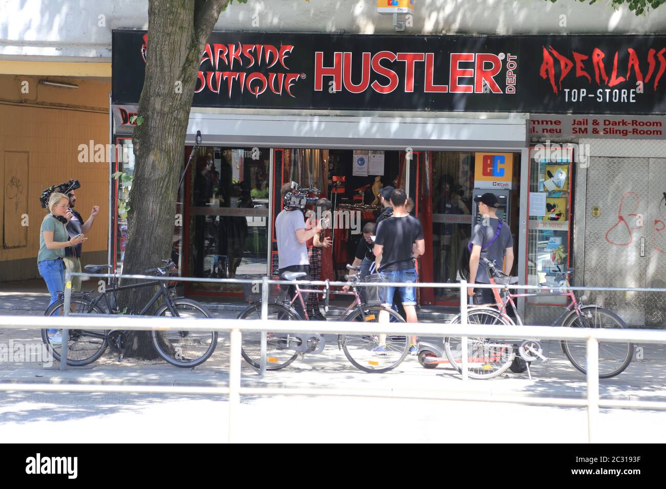 Joyce Ilg und Aaron Troschke beim Filmdrehs in einem Sexshop auf der Reeperbahn in Hamburg am 15.6.2020 Stockfoto